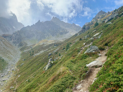 Chemin de randonn&eacute;e qui m&egrave;ne &agrave; la fen&ecirc;tre d'Arpette dans les Alpes suisses, variante du TMB