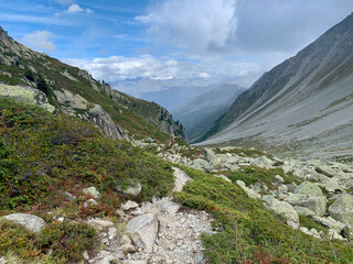 Fototapeta na wymiar Chemin de randonnée qui mène à la fenêtre d'Arpette dans les Alpes suisses, variante du TMB