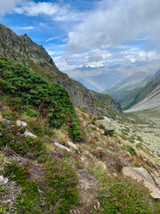 Chemin de randonnée qui mène à la fenêtre d'Arpette dans les Alpes suisses, variante du TMB