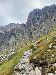 Chemin de randonnée qui mène à la fenêtre d'Arpette dans les Alpes suisses, variante du TMB