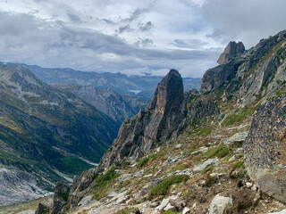 Pic rocheux surplombant la vallée de Trient en Suisse