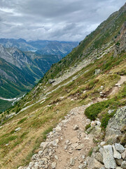 Obraz premium Sentier entre la fenêtre d'Arpette et Trient en Suisse