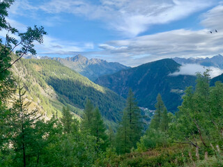 Fototapeta na wymiar Vue sur la vallée du Trient pendant l'ascension vers le refuge de Balme en Suisse