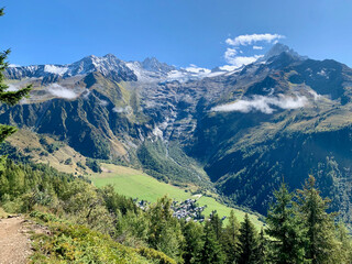 Fototapeta na wymiar Sentier du Tour du Mont Blanc (TMB) aux environs de l'aiguillette des Posettes