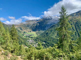 Fototapeta na wymiar Vallée de Chamonix sur le sentier du TMB