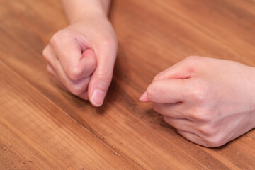 テーブルを叩く