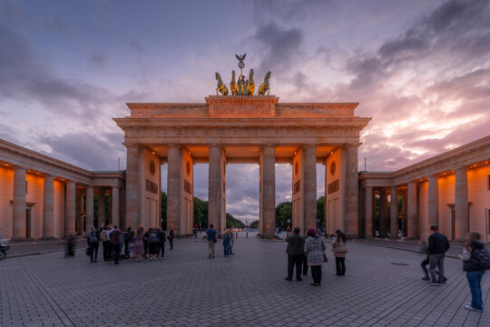 View of Brandenburg Gate at dusk, Pariser Square, Unter den Linden, Berlin