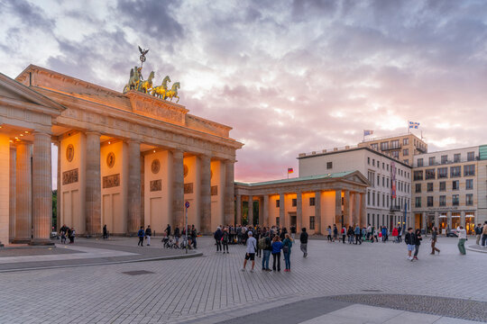 View of Brandenburg Gate at dusk, Pariser Square, Unter den Linden, Berlin