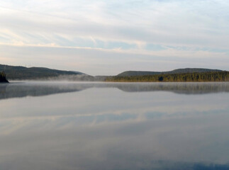 Brume sur le lac dans les montagnes. Quebec, Canada. Tôt le matin.