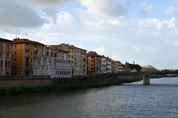 Fototapeta na wymiar Rive de l'Arno de la ville de Pise avec l'église Sainte Marie de la Spina