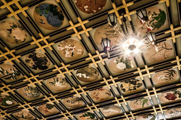 福井 永平寺・傘松閣の天井に描かれた伝統的な日本画と美しい照明の光