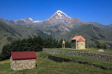 神の聖イグナチオ教会とカズベク山