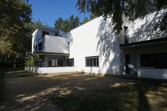 Von Walter Gropius entworfenes Wohnhaus der Bauhaus-Meisterh&auml;user in Dessau am 26.09.2023