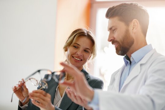 The ophthalmologist helps the client to choose a more suitable spectacle frame