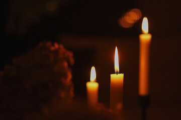 Obrazy na Plexi  Płomienie świec, wspomnienie wszystkich świętych, 1 listopad. Candle flames, commemoration of all saints, November 1.