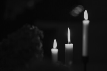 Płomienie świec, wspomnienie wszystkich świętych, 1 listopad. Candle flames, commemoration of all saints, November 1.