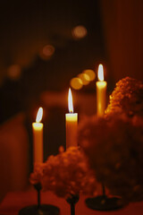 Płomienie świec, wspomnienie wszystkich świętych, 1 listopad. Candle flames, commemoration of all saints, November 1. - obrazy, fototapety, plakaty