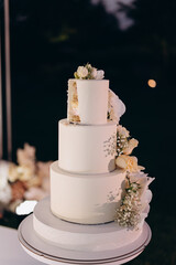 wedding cake with roses
