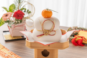 三方に飾られた鏡餅とお正月の花のアレンジ