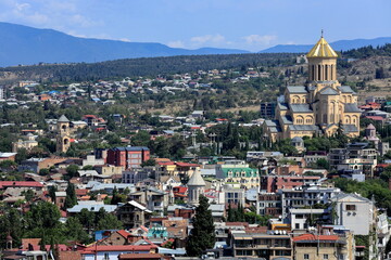 ツミンダ・サメバ大聖堂と街並　トビリシ