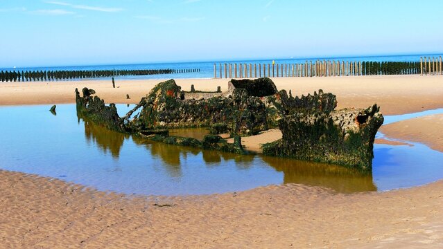 Epave du chalutier anglais Lord Grey &eacute;chou&eacute; sur la plage de Tardinghen au bord de La Manche, c&ocirc;te d'opale dans le Pas-de-Calais France Europe