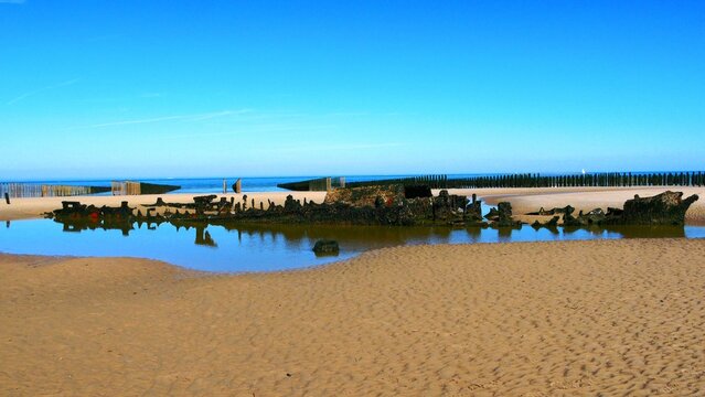 Epave du chalutier anglais Lord Grey &eacute;chou&eacute; sur la plage de Tardinghen au bord de La Manche, c&ocirc;te d'opale dans le Pas-de-Calais France Europe