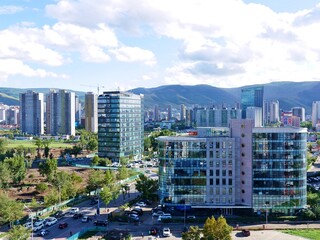 モンゴルのウランバートルの街並みとボグドハーン山