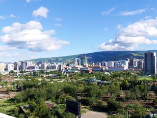 モンゴルのウランバートルの高層ビルとボグドハーン山 © Traveller Tomo
