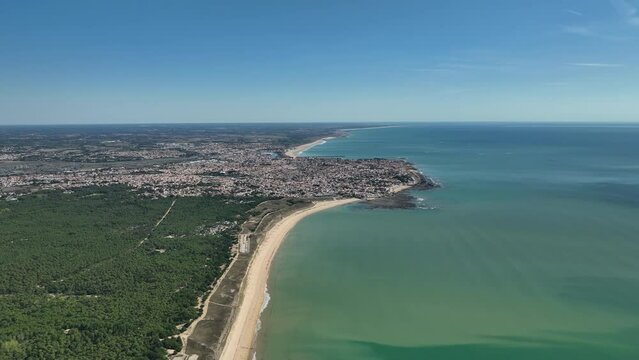 Sunny coasts and forests in Saint-Hilaire.
