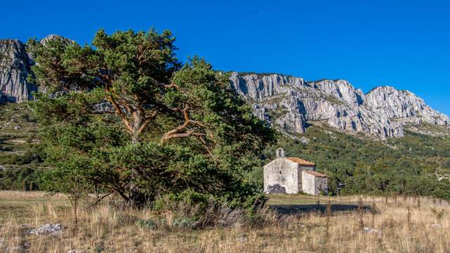 Paysage de montagne dans le Sud de la France pr&egrave;s de Grasse, dans le parc des Pr&eacute;alpes d'Azur avec la chapelle de S&eacute;ranon