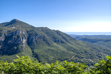 Paysage de montagne dans le Sud de la France pr&egrave;s de Grasse, dans le parc des Pr&eacute;alpes d'Azur