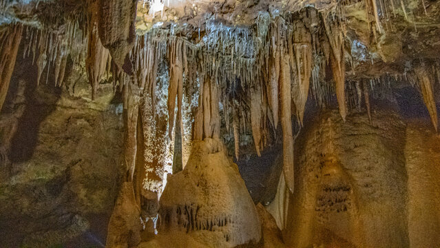 Stalactites et stalagmites avec de belles couleurs ocres dans cette grotte de baume obscure pr&egrave;s de Grasse dans le Sud de la France et dans les entrailles de la nature des Pr&eacute;alpes d'Azur