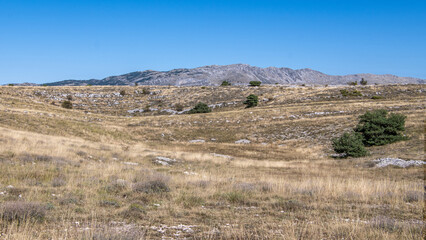 Paysage superbe des Préalpes d'Azur près de Caussols avec la station astronomique du plateau de Calern et ses nombreuses coupoles de télescope dans un environnement de steppe