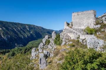 Ruines et chapelle Saint Etienne à Gréolières dans les Préalpes d'Azur près de Grasse