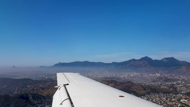 Avião chegando ao Rio de Janeiro