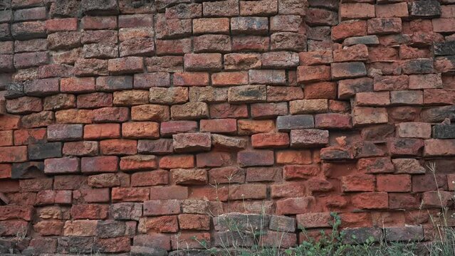 .Meru Brahmathat. This building is locate 100 metres to the southeast of Prasat Phimai. .It is the large brick chedi that stands on an eastern mound.