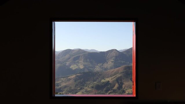 Janela ao amanhecer na Montanha com voo dos pass&aacute;ros