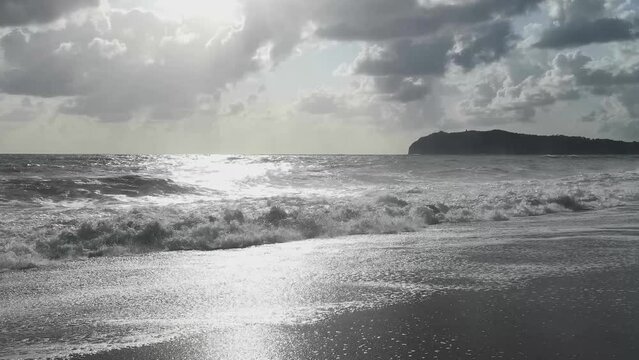 Il promontorio di Capo Palinuro ripreso dalla spiaggia del Mingardo con il mare agitato