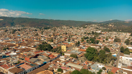 Fototapeta premium Vista aérea de Ciudad e iglesia en Pueblo Mágico San Cristóbal de las Casas con montañas .