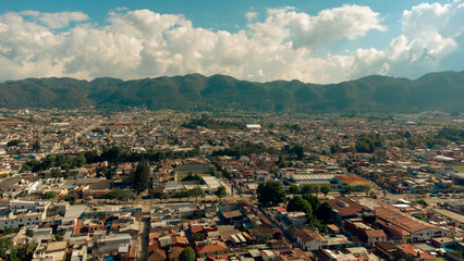 Vista aérea de Ciudad e iglesia en Pueblo Mágico San Cristóbal de las Casas con montañas .