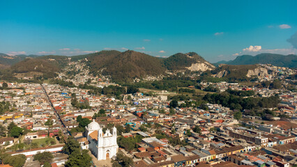Fototapeta na wymiar Vista aérea de Ciudad e iglesia en Pueblo Mágico San Cristóbal de las Casas con montañas .