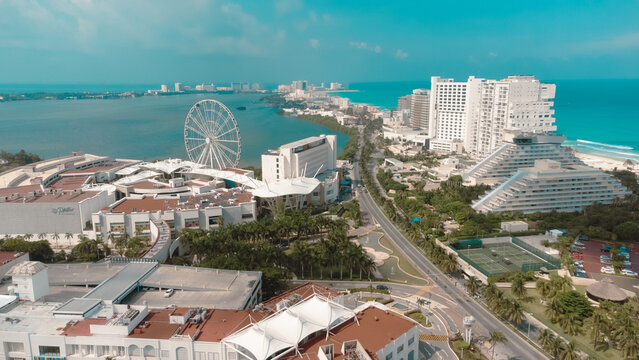 Vista a&eacute;rea de edificios y hoteles en la zona hotelera de Canc&uacute;n, Quintana Roo a la orilla del mar y playa con drone. 