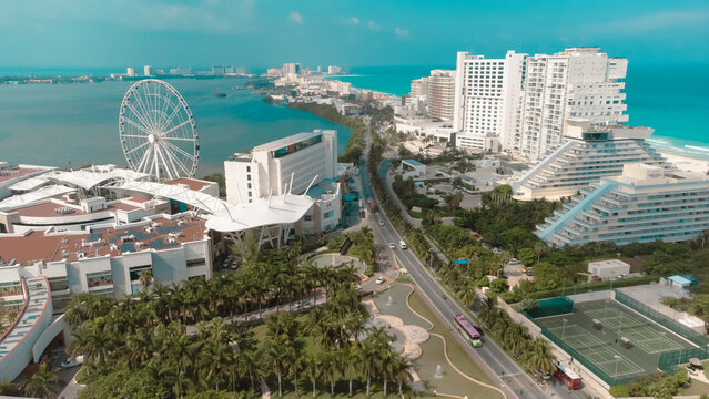 Vista a&eacute;rea de edificios y hoteles en la zona hotelera de Canc&uacute;n, Quintana Roo a la orilla del mar y playa con drone. 