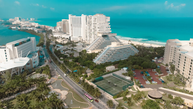 Vista a&eacute;rea de edificios y hoteles en la zona hotelera de Canc&uacute;n, Quintana Roo a la orilla del mar y playa con drone. 