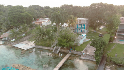 Naklejka premium Vista aérea de Bacalar la laguna de los 7 colores en Campeche, México cerca de Chetumal en Quintana Roo