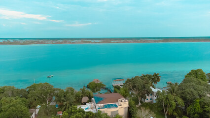  Vista aérea de Bacalar la laguna de los 7 colores en Campeche, México cerca de Chetumal en Quintana Roo