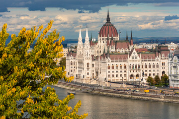 Fototapeta na wymiar Hungarian parliament building in autumn, Budapest, Hungary