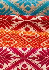 Acercamiento a textura de textil mexicano, patrón geométrico, textil bordado a mano en México.