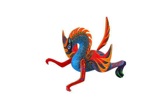 Vista lateral de un precioso alebrije Oaxaque&ntilde;o, artesan&iacute;a tradicional pintada a mano, los alebrijes son una mezcla de distintos animales, con pintura muy colorida y llamativa.