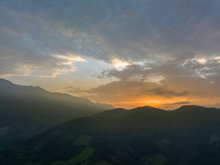 Sonnenuntergang über den Pyrenäen, Berggipfel, Luftbild